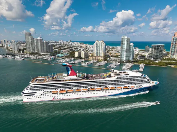Miami, Florida, ABD - 27 Mart 2025: Gemi turu ve deniz yolculuğu. Gemi Miami limanından ayrılıyor. Karnaval Gündoğumu yolcu gemisi yolculuğu. Yaz tatilinde gemi turu. Karnaval yolcu gemisi.