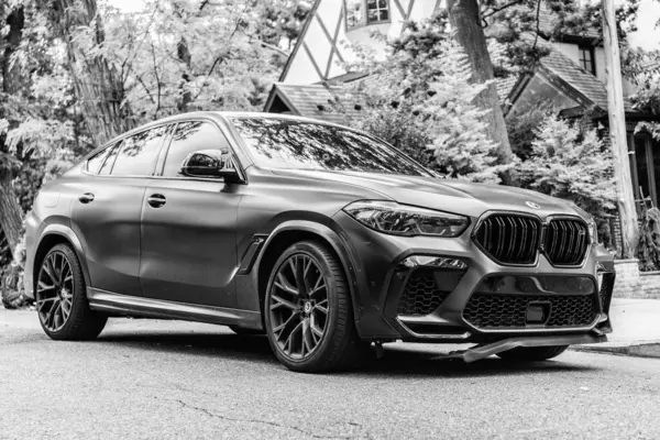 New York City, ABD - 26 Ağustos 2023: BMW X6 SUV yan köşe manzarası.