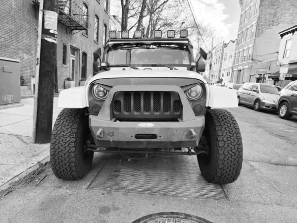 New York City, ABD - 18 Mart 2024: Jeep Wrangler JK lüks spor arabası, ön manzara.