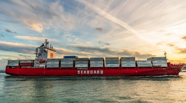 Miami, Florida, ABD - 3 Ocak 2025: Kargo gemisine yüklenen konteynır. İnsansız hava aracı kargo gemisi limana giriyor. Konteyner gemisi. Kargo gemisi Seaboard Genesis ve konteynır Miami 'de.