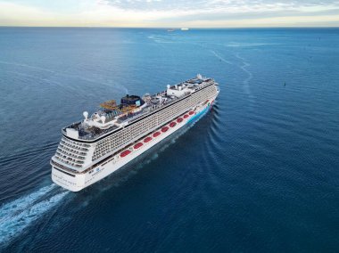 Miami, Florida, ABD - 11 Ocak 2025: Norveç ayrılıkçı yolcu gemisi yolculuğu. Yaz tatilinde gemi turu. Norveç yolcu gemisi. Gemi turu ve deniz seyahati. Gemi Miami limanından ayrılıyor..