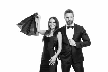 Satın alma hediyesi. Alışveriş merkezinde iki adam ve bir kadın. Çiftle büyük satış ve alışveriş. Alışveriş torbaları tutan çift beyazları izole etti. Alışveriş merkezinde alışveriş torbaları olan bir çift. Moda alışveriş çifti.