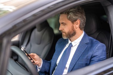 Profesyonel yolculuk. Takım elbiseli bir adam arabada telefon kullanıyor. İspanyol işadamı telefon kullanıyor. Başarılı bir bayilik. İş adamının telefonu var. Araba sigortası. Başarılı bir araba satıcısı. Galeri..