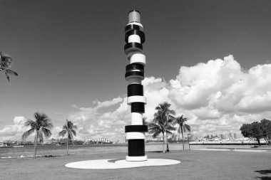 Miami Beach Florida USA 'daki South Pointe Park Pier' deki ünlü anıt. Yaz parkı. South Pointe Parkı. Miami 'nin güney sahilindeki Metro Miami' deki şehir parkı. Güney Sahili Marinası.