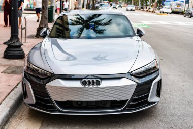 Miami, Florida, ABD - 17 Kasım 2024: Audi e-Tron GT 2022 elektrikli araba. Audi e-Tron GT tipi lüks elektrikli araba. Audi e-Tron 'un arabası dışarıda park edilmiş. Audi e-Tron elektrikli araba, alçak görüş.