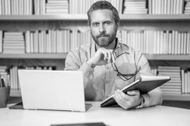 Görüntüler konferansta. Esaslı bir kavram. İnsanoğlu için çevrimiçi webinar eğitimi. Ders çevrimiçi. Adam internette ders çalışıyor. Bin yıllık insan için eğitim. İşyerindeki uzaktan kumandalı insan ağı. çokluortam içeriği.