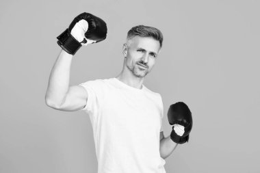Sporcu boks. Güçlü bir atlet. Spor salonundaki sporcu. Spor giyim sektöründe güçlü bir boksör. Egzersiz ve yumruk. Boks antrenmanı. Mavi eldivenli sporcu. Olgun erkek profesyonel boksör..