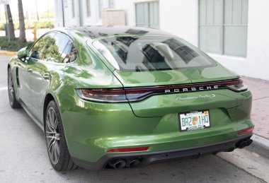 Miami, Florida, ABD - 20 Aralık 2024: Porsche Panamera 2019 Gran Turismo spor fastback otomobil. Porsche Panamera 'nın lüks arabası. Porsche Panamera 'nın arabası dışarıda park edilmiş. Porsche Panamera, köşe görünümü.