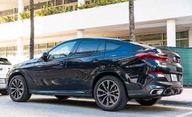 Miami, Florida, ABD - 23 Kasım 2024 BMW X6 çapraz otomobil. Lüks araba, siyah BMW X6 tipi. BMW X6 dışarıda park halinde. BMW X6, köşe görünümü.