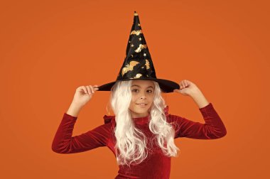 Şeker mi şaka mı? Cadılar Bayramı kostüm partisi kutlaması. Tüm Cadılar Bayramı cadıları. Cadılar Bayramı cadı kostümlü kız. Mutlu Cadılar Bayramı. Cadılar Bayramı kostümlü cadı kız turuncu üzerine izole edilmiş. Sivri kenar.