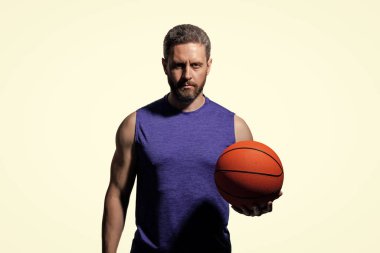 Spor ve hobi. Basketbolcu adam profesyonel oynuyor. Sahada basketbol topu olan bir adam. Profesyonel basketbolcu eğitimi, izole edilmiş beyaz. Kaslı adamın spor motivasyonu var. Spor ligi.