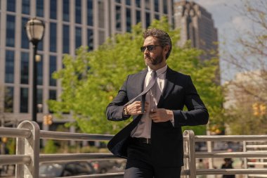 Profesyonel başarılı lider CEO iş adamı takım elbiseli adam açık havada ofise gidiyor, kopyalama alanı..