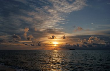 Deniz manzarasında romantik bir yaz tatili. Dramatik gün doğumu. Yaz plajında deniz doğumu. Yaz tatilinde gün batımı deniz manzarası. Deniz kıyısında gün doğumu. Gün batımında dramatik deniz manzarası. Huzurlu gün batımı.