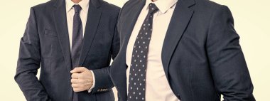 Başarılı ortaklık. İş ekibi başarısı. Ortağın beyazla izole edilmiş. Takım elbiseli iki iş adamı. İş ekibi çalışması ve işbirliği. Ortaklık kavramı. Ortak takımı. İş girişimi.