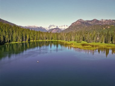 Cooper Gölü 'nün popüler doğa yürüyüşü. Cooper gölü ve dağ manzarası. Cooper Gölü Dağı 'nın manzarası. Doğa manzarası. Washington Cascade Dağları 'ndaki Cooper Gölü. Manzaralı güzellik.