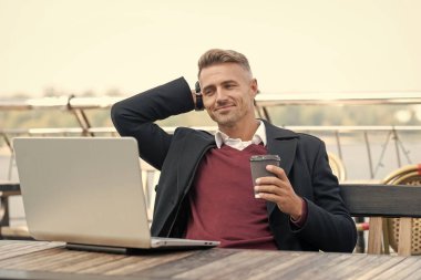 İş adamı. İş başarısı. Serbest çalışan bir iş adamı. Başarılı iş adamı çevrimiçi olarak serbest çalışıyor. Kahve molasında serbest çalışan bir iş adamı. Serbest İşçi dışarıda online iş yapıyor. Başarılı bir iş..