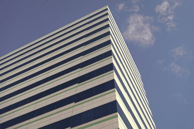 Perspektif şehir gökdeleni. Modern gökdelen binası. Metropolis 'teki cam bina. Gökdelen perspektif görüntüsü. Şehir mimarisi. Modern cam binaların mimarisi. Mimari estetik..