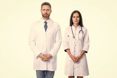 Beyaz önlüklü, steteskobu beyaz, tıp ve sağlık hizmetlerinde olan doktor..