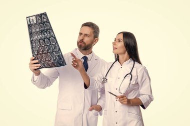 Tıp doktoru MR 'ı beyaza izole etti. Doktor beyin taramasında hasar ya da hastalık var mı diye bakıyor. Sağlık ve ilaç. Tıp konsepti. Doktor, nükleer ilaçların röntgenini çekin..