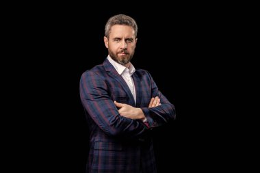 Başarılı bir iş adamı, siyahtan soyutlanmış. Kendine güvenen bir yönetici. İşletme. İş elbisesi. Resmi erkek giyim konsepti. Resmi giysili adam. Takım elbiseli bir iş adamı. İcra Kurulu Başkanı.