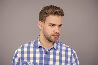 Genç milenyum adamı Griler 'de izole edilmiş. Şık erkek portresi. Sıradan bir adam. Adamın şık bir saç kesimi var. Moda saç stili olan bir adam. Sıradan bir erkek portresi. Milenyum portresi.