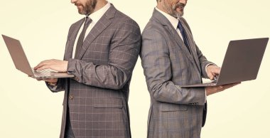 İş çevrimiçi. Dizüstü bilgisayarda çalışan serbest çalışan adamlar. Dizüstü bilgisayarı olan iş adamları beyazda izole edilmiş. Uzaktan kumanda. İşadamları e-postayı kontrol ediyor. İşadamları merkez büroda serbest çalışıyor. Uzak iletişim.