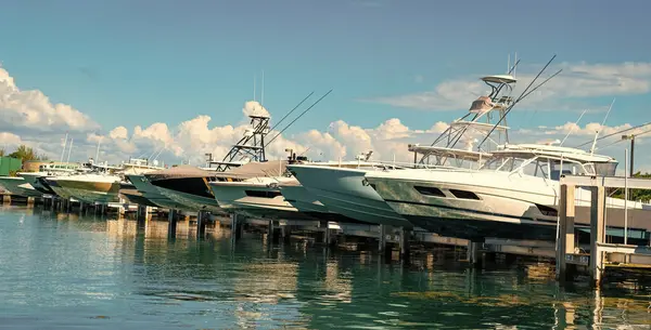 Lüks Güney Sahili marinası. Miami şehir marinası etkileyici bir yat ve teknesi var. Lauderdale Kanalı 'na demirlemiş lüks bir yat. Miami sahilinde lüks bir yat. Miami Beach, Florida 'daki Marina' da. Motor yatı.