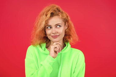 Pembe üzerine izole edilmiş şık bir kadın. Hareketli moda kız kapüşonlu giyer. Moda kıyafetleri ve tarzı. Kazaklı beyaz bir kadın. Sıradan bir yaşam tarzı. Havalı kapüşonlu giyen kızıl saçlı kız. Eğilim Ayarlayıcı.