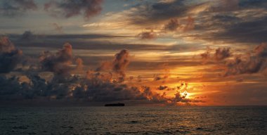 Okyanus sahilinde gün doğumu. Yaz tatilinde gün batımı deniz manzarası. Deniz kıyısında gün doğumu. Gün batımında deniz manzarası sakin. Deniz manzarasında romantik bir yaz tatili. Dramatik gün batımı manzarası.