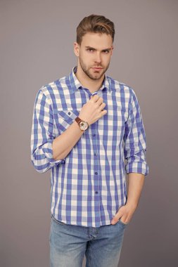 Adamın şık bir saç kesimi var. Moda saç stili olan bir adam. Sıradan bir erkek portresi. Milenyum portresi. Genç milenyum adamı Griler 'de izole edilmiş. Şık bir erkek portresi. Sıradan bir erkek stili..