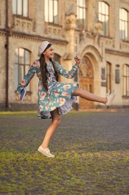 Bilgi ve eğitim. Okul eğitimi. Öğrenci hayatı. Genç kız okula geri dönüyor. Bilgi toplama günü. Okuldaki eğitim. Kız öğrenci dışarı atlıyor. 1 Eylül. Ders çalışma zamanı. Mevsimlik satış.