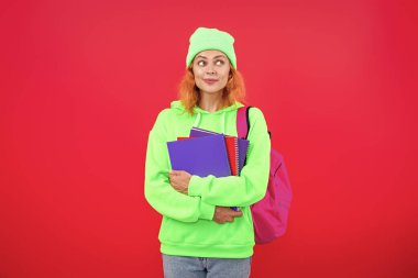 1 Eylül. Bilgi ve eğitim. Okul eğitimi. Öğrenci hayatı. Üniversitedeki kadın öğrenci. Okula dönelim. Bilgi toplama günü. Üniversitede eğitim. Pembe üzerine izole kadın. Çalışma grubu.