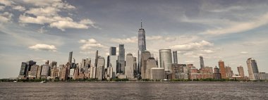 New Jersey 'den New York. Manhattan güzel silueti, New York, Birleşik Devletler. Manhattan 'ın ortasındaki New York şehrinin gökyüzü manzarası. ABD, New York, New York, Manhattan. New York gökdelenleri