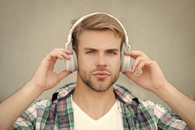 Modern yaşam tarzı. Öğrenci hayatı. Kulaklıkla müzik dinle. Milenyum kuşağı sesi dinler. Müzik aşığı yaşam tarzı. Rahatlatıcı melodiler. Milenyum adamı açık havada müzik dinler. İlham alıyorum..