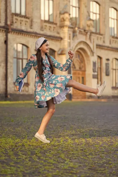 Bilgi ve eğitim. Okul eğitimi. Öğrenci hayatı. Genç kız okula geri dönüyor. Bilgi toplama günü. Okuldaki eğitim. Kız öğrenci dışarı atlıyor. 1 Eylül. Ders çalışma zamanı. Mevsimlik satış.