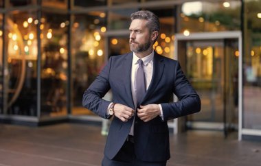 Dışarıdaki iş adamı. Takım elbiseli bir iş adamı. Olgun İspanyol iş adamı. İş adamı portresi. Başarılı bir iş. Girişimcinin başarısı. Ofis yöneticisi.