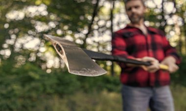 Odun kesiyorum. Keskin bıçak. Vahşilik ve erkeklik. Baltalı oduncu seçici odaklı. Acımasız oduncu. Oduncu tarzı. Baltalı bir adam. Balta insanın elinde odun kesiyor..
