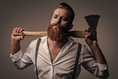 Erkeksi adam. Baltası gri renkte olan sakallı bir adamın erkekliği. Sakallı ve bıyıklı, beyaz, vahşi bir adam. Erkeksi enerji. Retro tarzı. Yakışıklı ve karizmatik. Sakal bakımı..