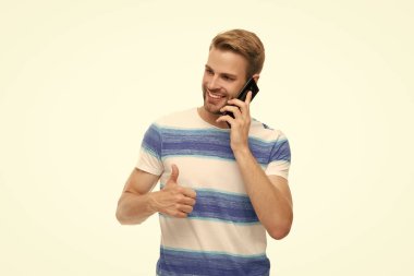 Adam akıllı telefonda konuşuyor. Telefon var. Mobil iletişim. İletişim. Akıllı telefondan konuşan adam beyazda izole edilmiş. Millennial Man 'in telefon görüşmesi var. Ses bağlantısı. Başparmak yukarı..