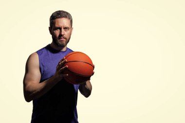 Kaslı adamın spor motivasyonu var. Spor ve hobi. Basketbolcu adam profesyonel oynuyor. Sahada basketbol topu olan bir adam. Profesyonel basketbolcu eğitimi, izole edilmiş beyaz. Koç taktikleri.