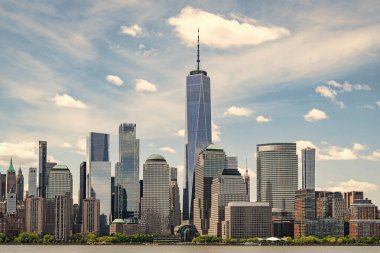 New York City 'nin ufuk çizgisi, ABD. NYC simgeleri. Günbatımında New York şehrinin gökdeleni ve gökdeleninin muhteşem manzarası. Manhattan 'ın güzel manzarası.