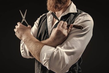 Siyah sakallı hippi berber. Berberdeki kuaförden sakal kesimi. Saç keserken makas ve retro bıçak kullanan yakışıklı berber. Modern berber saç kesimi. Kırpılmış görünüm.