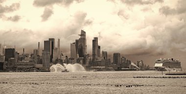New York, ABD - 11 Temmuz 2023: New York 'ta Manhattan' ın yanında Norveçli Neşe Yelkenlisi yolcu gemisi. New York Manhattan 'ın Skyline' ı Hudson Nehri yolcu gemisi NCL 'de seyrediyor..