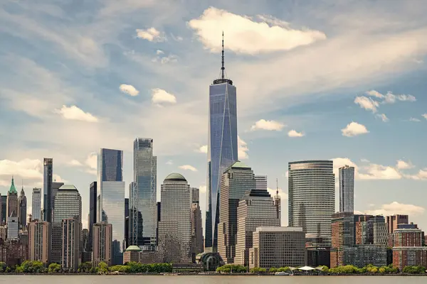 New York City 'nin ufuk çizgisi, ABD. NYC simgeleri. Günbatımında New York şehrinin gökdeleni ve gökdeleninin muhteşem manzarası. Manhattan 'ın güzel manzarası.