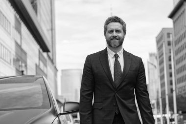 Araba sigortacısı. Yeni araç almak ya da satmak. Garanti ya da garanti. Müşteri ya da satıcı. Lüks bir bayilik. Krupiye başarısı. Araba galerisi. Perakende işadamı.