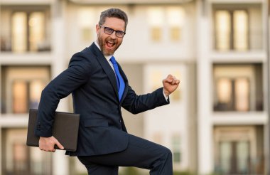 Amerikalı satış müdürü. Satılık bir emlakçı. Takım elbiseli bir emlakçı. Kirala ya da yeni bir ev al. Ev sigortası. Emlak sigortası tanıtımı. Başarılı bir komisyoncu. İpotek sigortacısı. Acele et!.