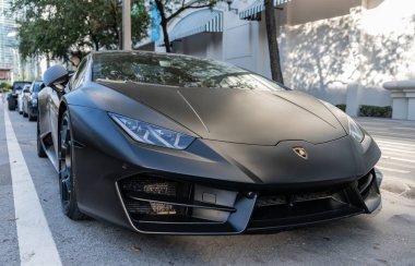 Miami, Florida, ABD - 1 Aralık 2024 Lamborghini Huracan EVO üstü açık spor araba. Lamborghini Huracan EVO 'nun spor arabası. Lamborghini Huracan EVO 'nun arabası, ön açı manzaralı..