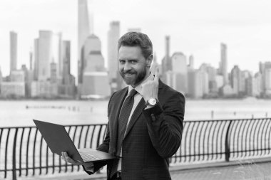 Çevrimiçi çalışan İspanyol iş adamı. İşletme yöneticisi uzaktan kumanda çalışıyor. Sanal toplantı. Açık havada yenilikçi fikirlerden ilham alan serbest geliştirici. Manhattan 'ın iş adamı. Başarı elde et.