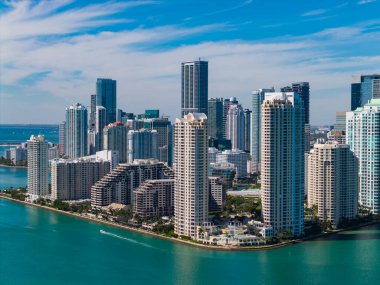 Miami şehir merkezinde, Florida 'da panoramik modern mimari. Miami ufuk çizgisi panoramik manzara. Brickell Key, ABD 'de gökdelenli şehir manzarası. Şehir merkezi Brickell Miami.