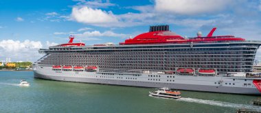 Gemi Miami sahil limanından ayrılıyor. Miami turu. Gemi seyahati. Yaz tatilindeki deniz yolculuğunun havadan görünüşü. Gemi turu ve deniz seyahati. Lüks yolcu gemisi yolculuğunun havadan görünüşü. Lüks gemi seyahati.